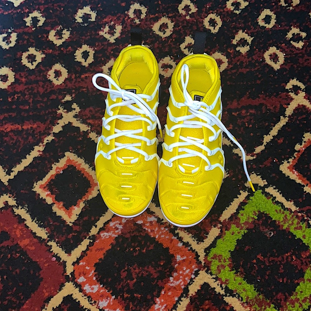 These are Nike airs they are size 7 and there yellow and white